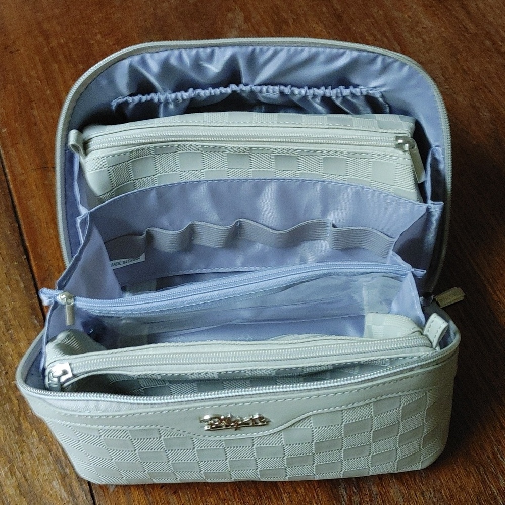NWOT Boyatu Bath Travel Case
